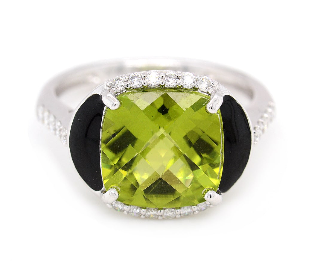 14K White Gold Ladies Ring with 4.64ct Peridot and 0.25ct tw Adjacent Diamonds: Retail: $6,350.00 ****** 14K White Gold Ladies Ring with 4.64ct Peridot and 0.25ct tw Adjacent Diamonds ****** Size: 6.5 / Metal: 14K White Gold / Total Item Weight: 3.5 Grams / Country Made: United