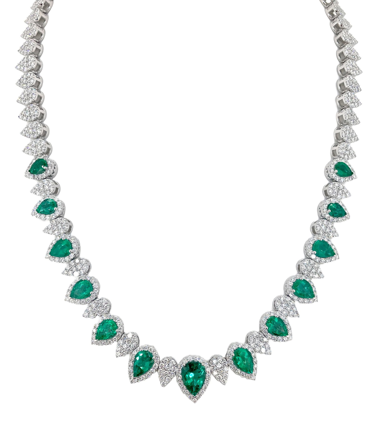 18K White Gold Ladies Necklace with 12.71ct Emerald and 17.25ct tw Diamonds: Retail: $262,000.00 ****** 18K White Gold Ladies Necklace with 12.71ct Emerald and 17.25ct tw Diamonds ****** Size: 18 / Metal: 18K White Gold / Total Item Weight: 87.1 Grams / Country Made: United