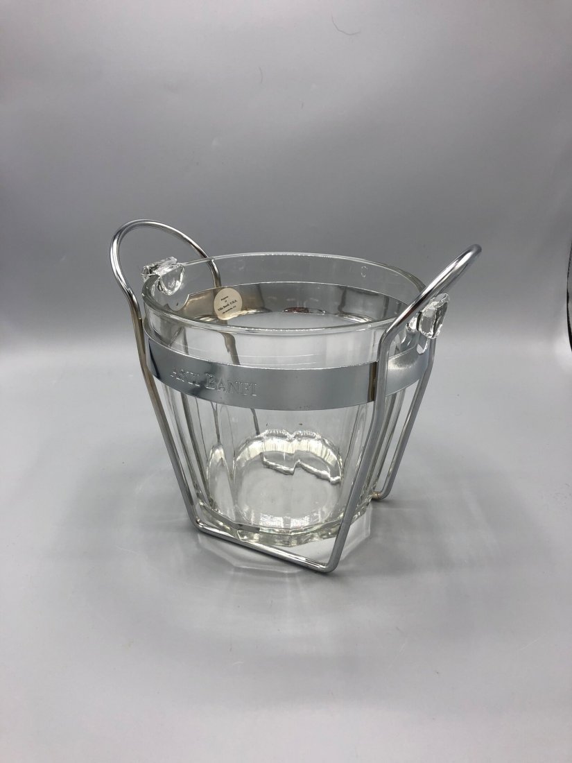 Mid century ice bucket with a chrome Caddy holder (1 of 3)