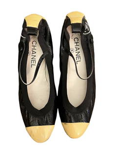 Chanel Black and Yellow CC Stretch Mary Jane’s with block Heel: Size 38.5These Chanel stretch Mary Jane’s are a stand-out color contrast with a unique spin on a timeless classic! Stretch back and strap closure. Fit is true to size. In good pre-owned condition wi