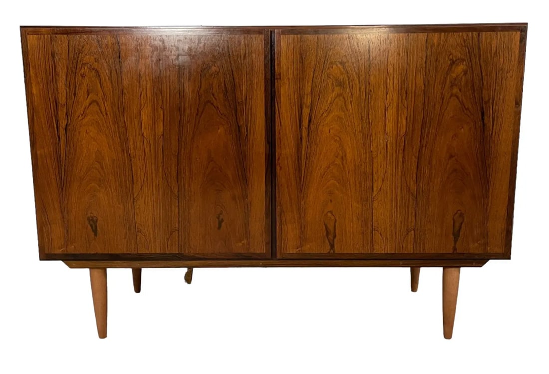 Mid-Century Modern Oman Jr sideboard in rosewood 1960's: Dimensions: W47 x D17 x H32 Inches Mid-Century Modern Oman Jr sideboard in rosewood 1960's Very good condition considering use & age Lot 22
