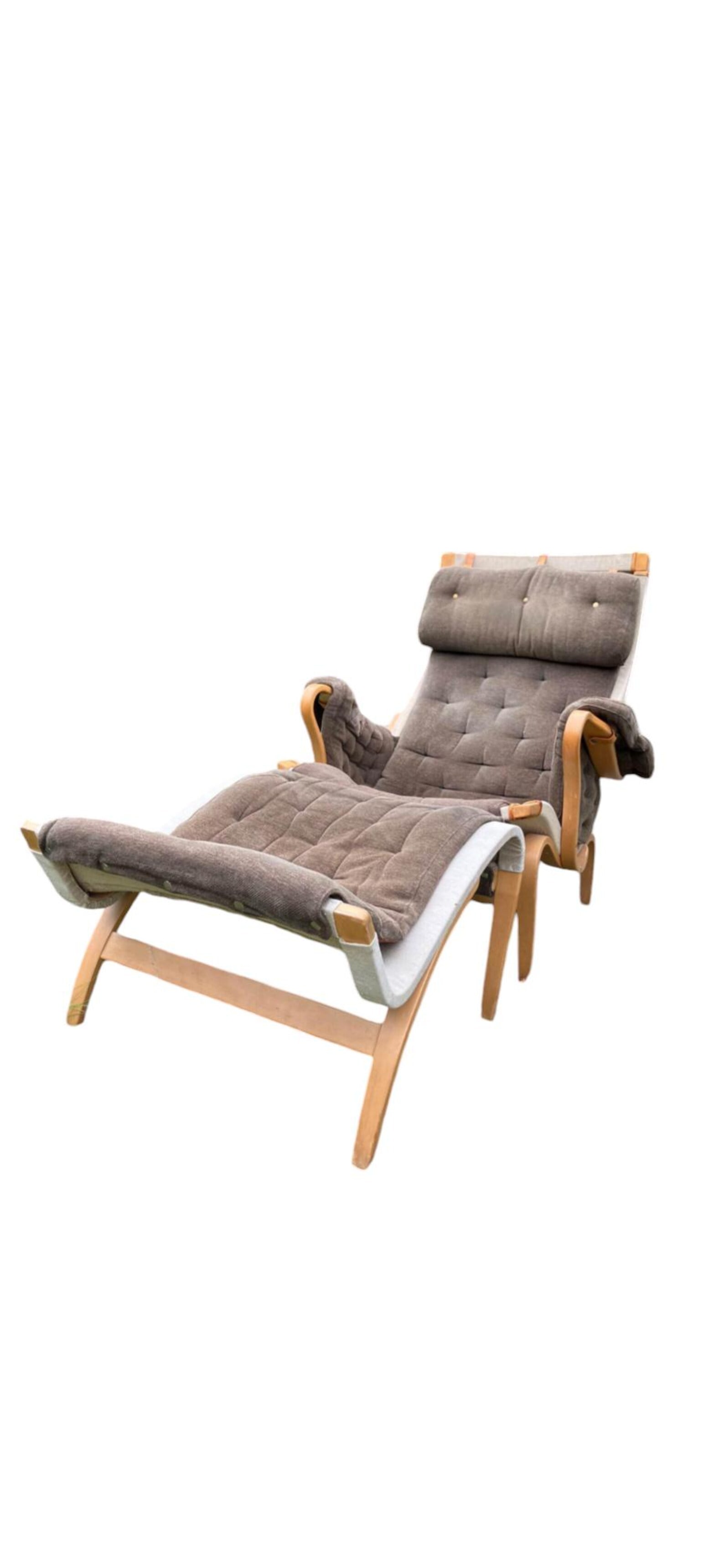 Mid Century Bruno Mathsson -Pernilla chair-: This beautiful recliner chair is a true piece of history with its mid-century modern design and original Bruno Mathsson brand. The chair features a solid pattern and is fully assembled, making it perf