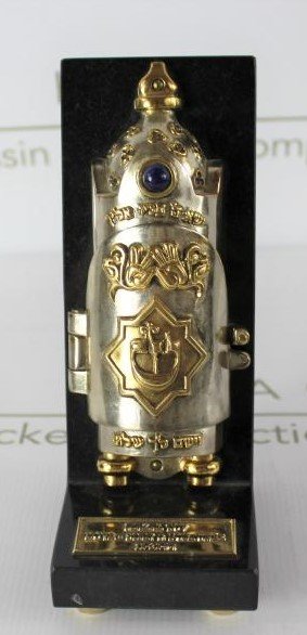 Frank Meisler Desk Mezuzah: Silver tone gilded desk mezuzah with inscription. Dimensions: 7.5 x 3 inches.