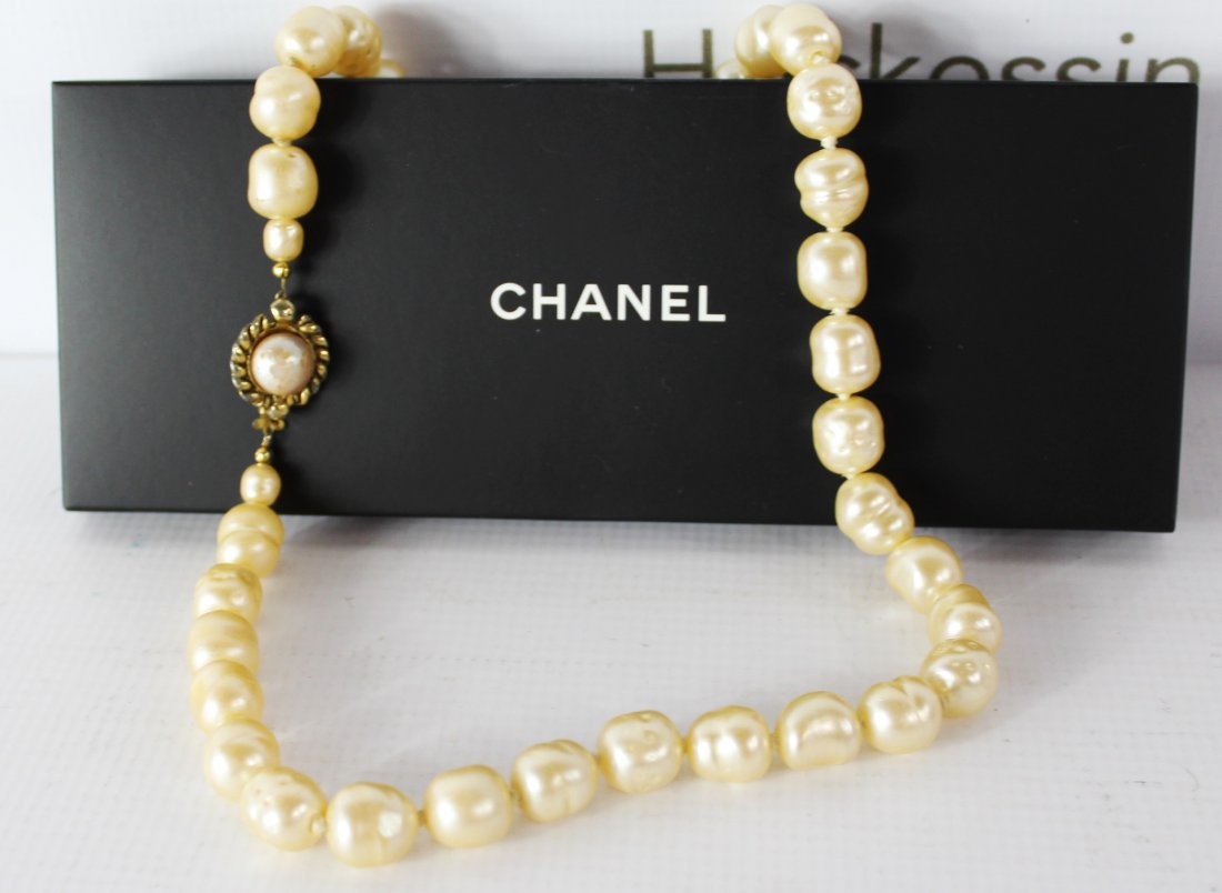 Chanel Pearl Necklace (1 of 6)