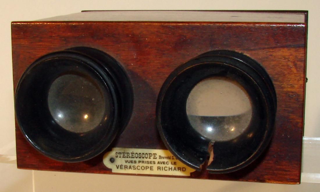 STEREOSCOPE VERASCOPE RICHARD: Mahogany construction; simple design with two wood rimmed viewing lenses, large crack in one viewing lens-surround; no focus; label reads, "Stereoscope Brevete S. G. D. G. vues prises avec le Verascop