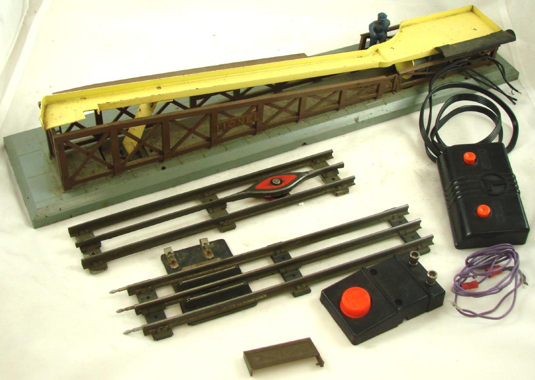 LIONEL 362 BARRELL LOADER with CONTROLLERS: Needs cleaning, minimal paint loss, slight rust/pitting; L-19", G-VG