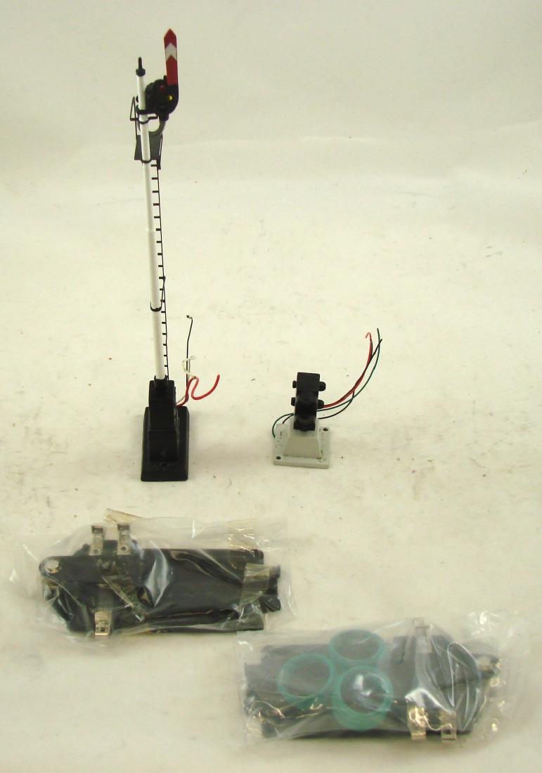 (2) LIONEL SIGNALS (1 of 6)