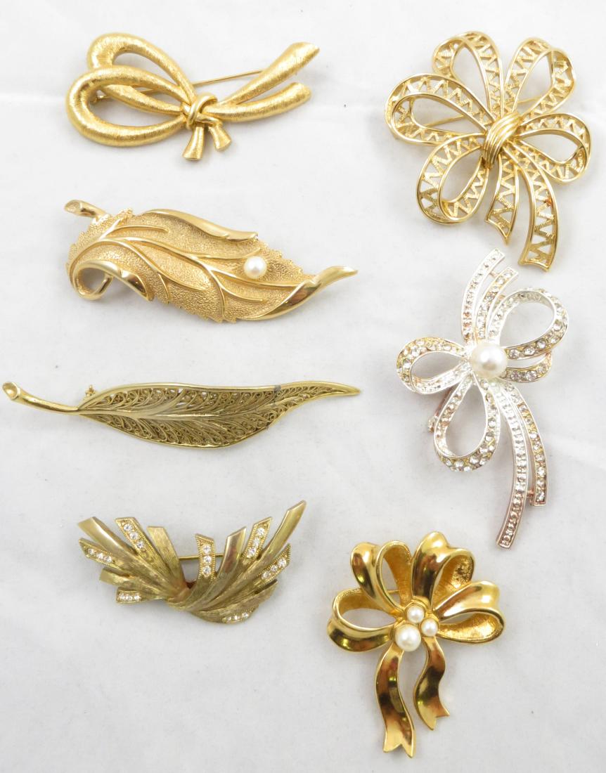(7) COSTUME BROOCHES - BOWS &  FEATHERS (1 of 17)