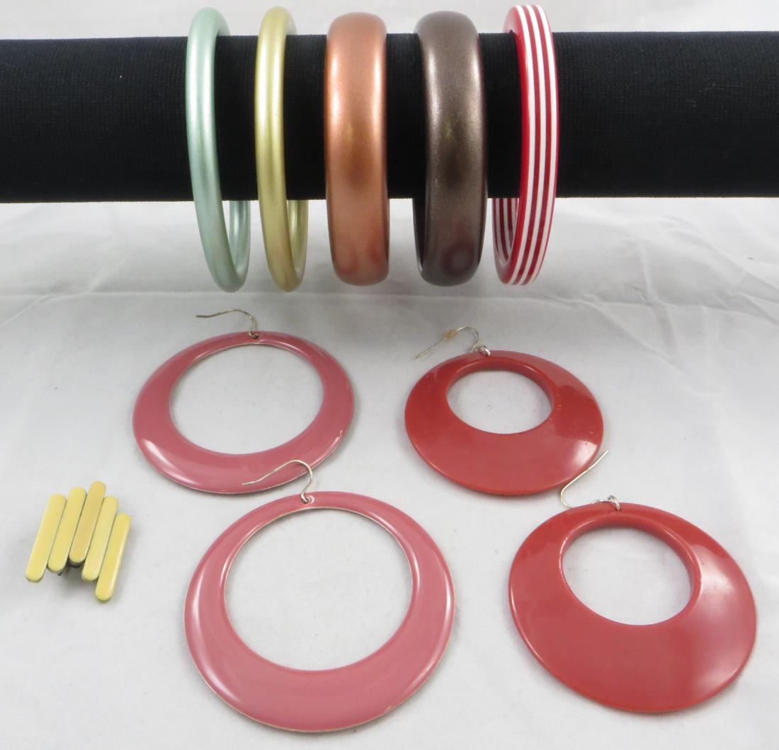 (8) PLASTIC COSTUME JEWELRY: (5) bangles, (2) dangle hoop earringns, (1) pin; Dia.-3 1/4", VG-EX
