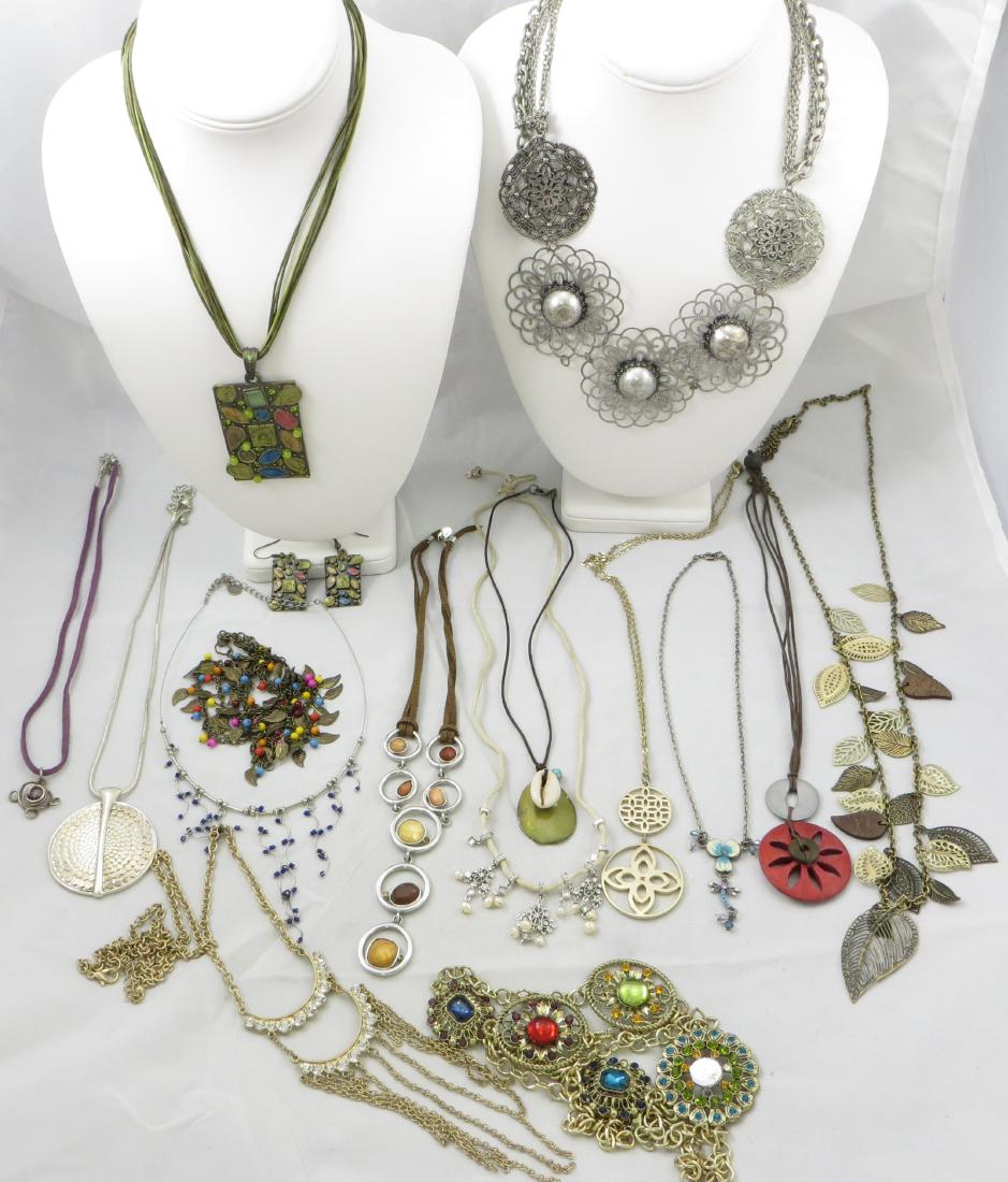 LARGE LOT CONTEMPORARY COSTUME NECKLACES (11) (1 of 7)