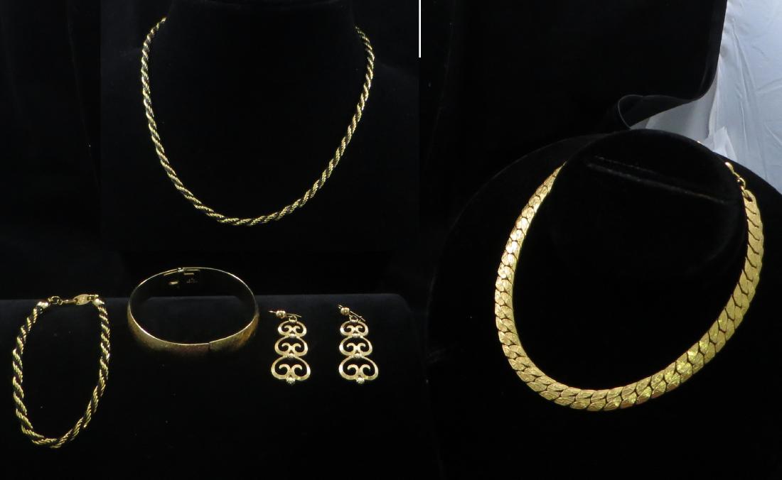 (4) GOLDTONE SIGNED COSTUME JEWELRY: MONET, TRIFARI (1 of 18)