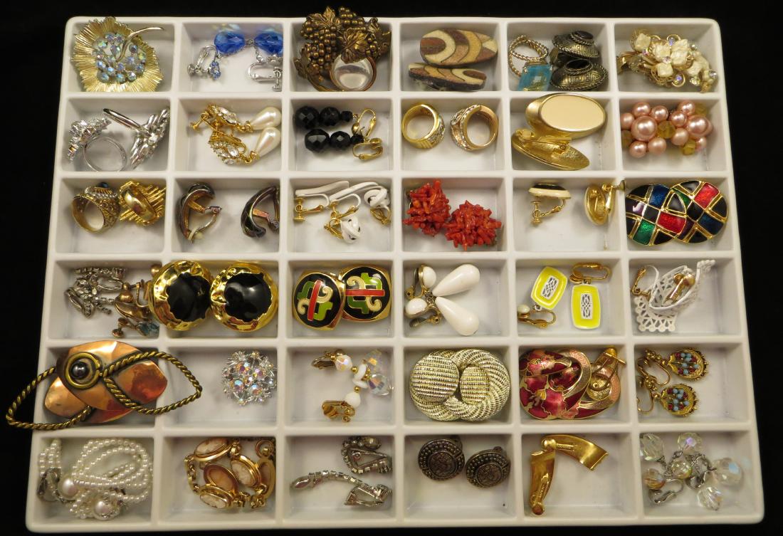 (40+/-) PIECES COSTUME JEWELRY: (7) rings, (30) pairs clip or screw-back earrings; (2) pairs; (1) bracelet; longest L-5", VG-EX