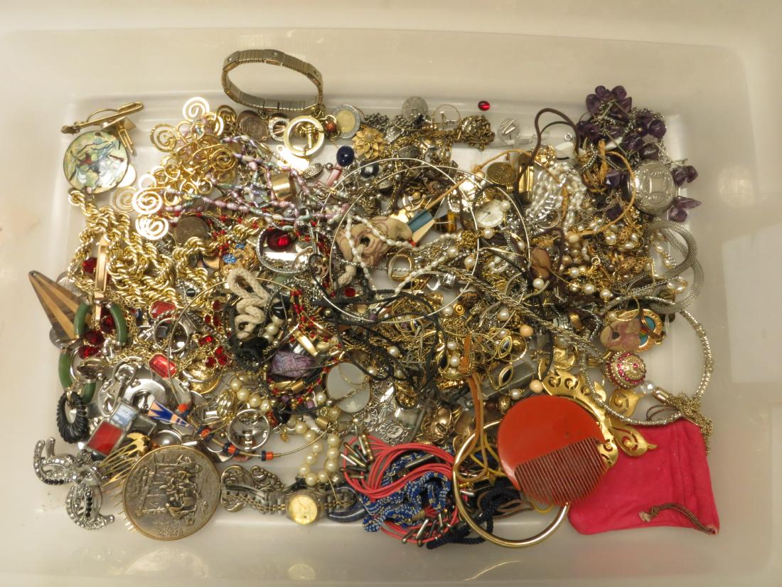 BAG OF COSTUME JEWELRY - GRAB BAG (1 of 2)