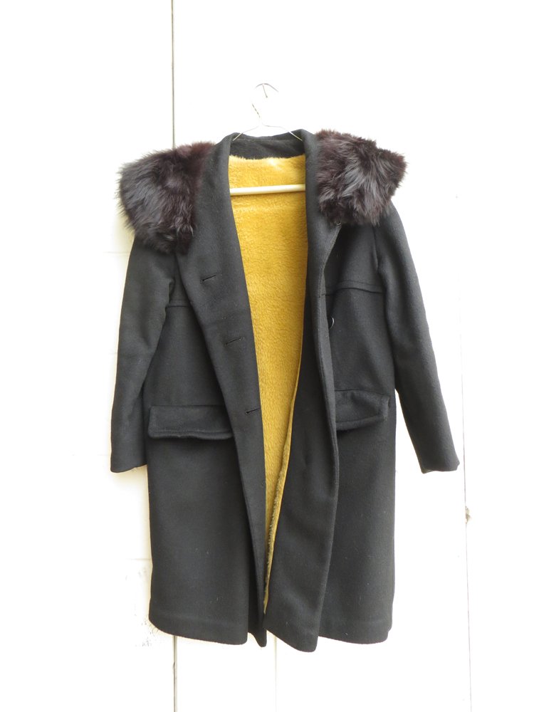 VINTAGE BLACK WOOL COAT with BLACK FUR COLLAR (1 of 4)