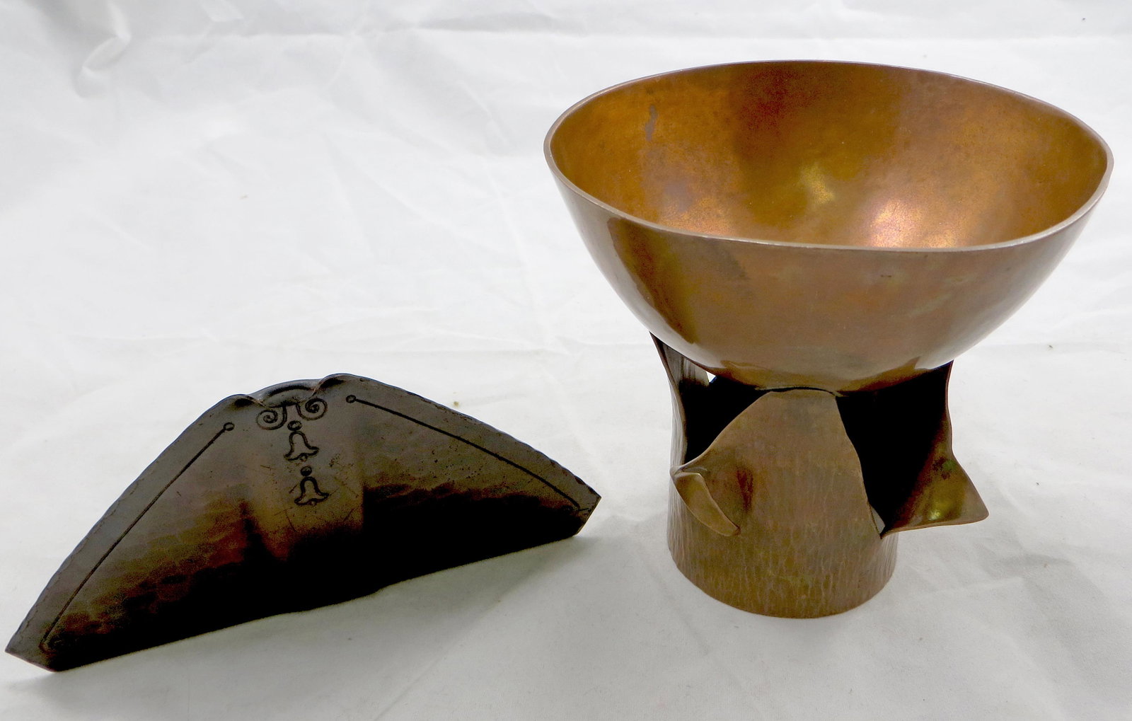 (2) PCS. ROYCROFT BOOKEND & COPPER BOWL: (1) signel bookend; hammered with incised design, signed; (1) artist made hammered copper bowl, sits upon interesting textured base, signed "PC"; tallest H-4 1/2", VG-EX