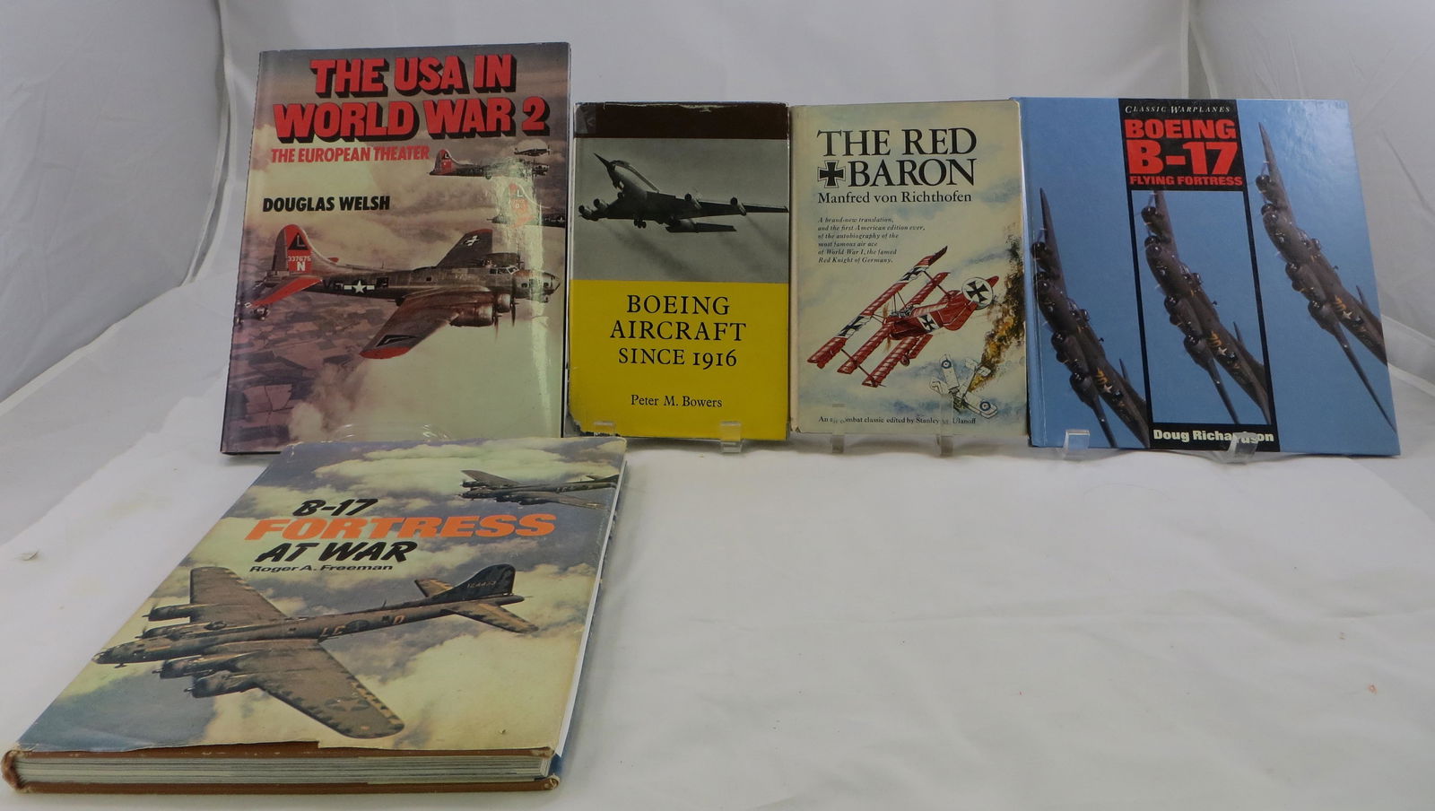 (5) WW 2 BOOKS - BOEING AIRCRAFT AND OTHERS: (1) "B-17 Fortress At War", Roger A Freeman, 1977; (1) "The USA In World War 2", Douglas Welsh, 1982; (1) "The Red Baron", Manfred Freiherr van Richthofen, 1969 1st American ed. , (Newspaper clippings