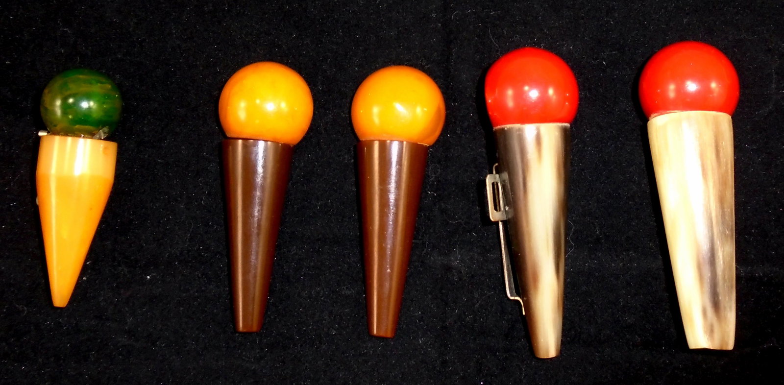 VINTAGE BAKELITE ICE CREAM CONE JEWELRY (5): (4) cone clips, including one pair; (1) pin; normal wear; longest 3", G-VG