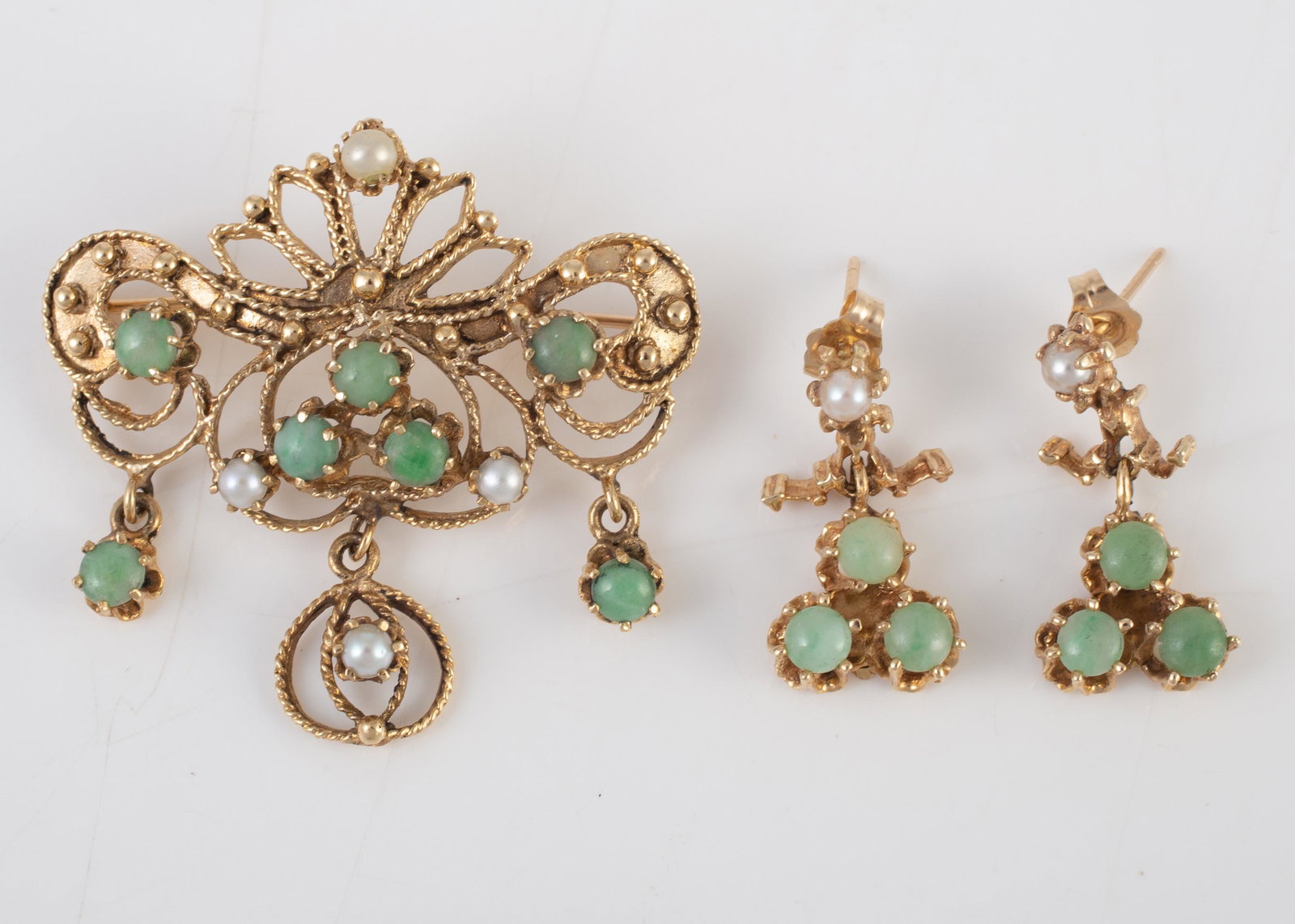 GOLD PIN & EARRINGS SET: 14K yellow gold with jade and pearls, pierced earrings; 11.97 grams total; L-1 3/4", VG-EX