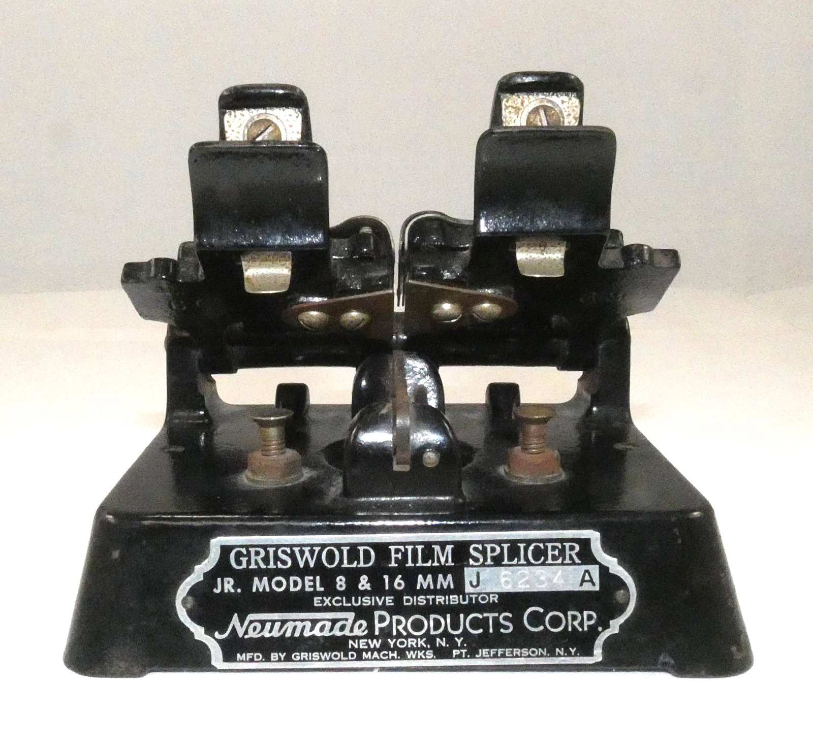 GRISWOLD FILM SPLICER: Neumade Products Corp., New York; for 8mm and 16mm film; model J6234A; painted metal; hinges a little stuck; age appropriate oxidation to white metal parts, base 5 1/2" x 4", VG