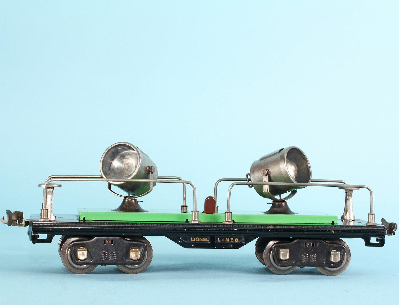 LIONEL 520 STANDARD GAUGE SEARCHLIGHT CAR: Lionel standard gauge searchlight flat car #520;