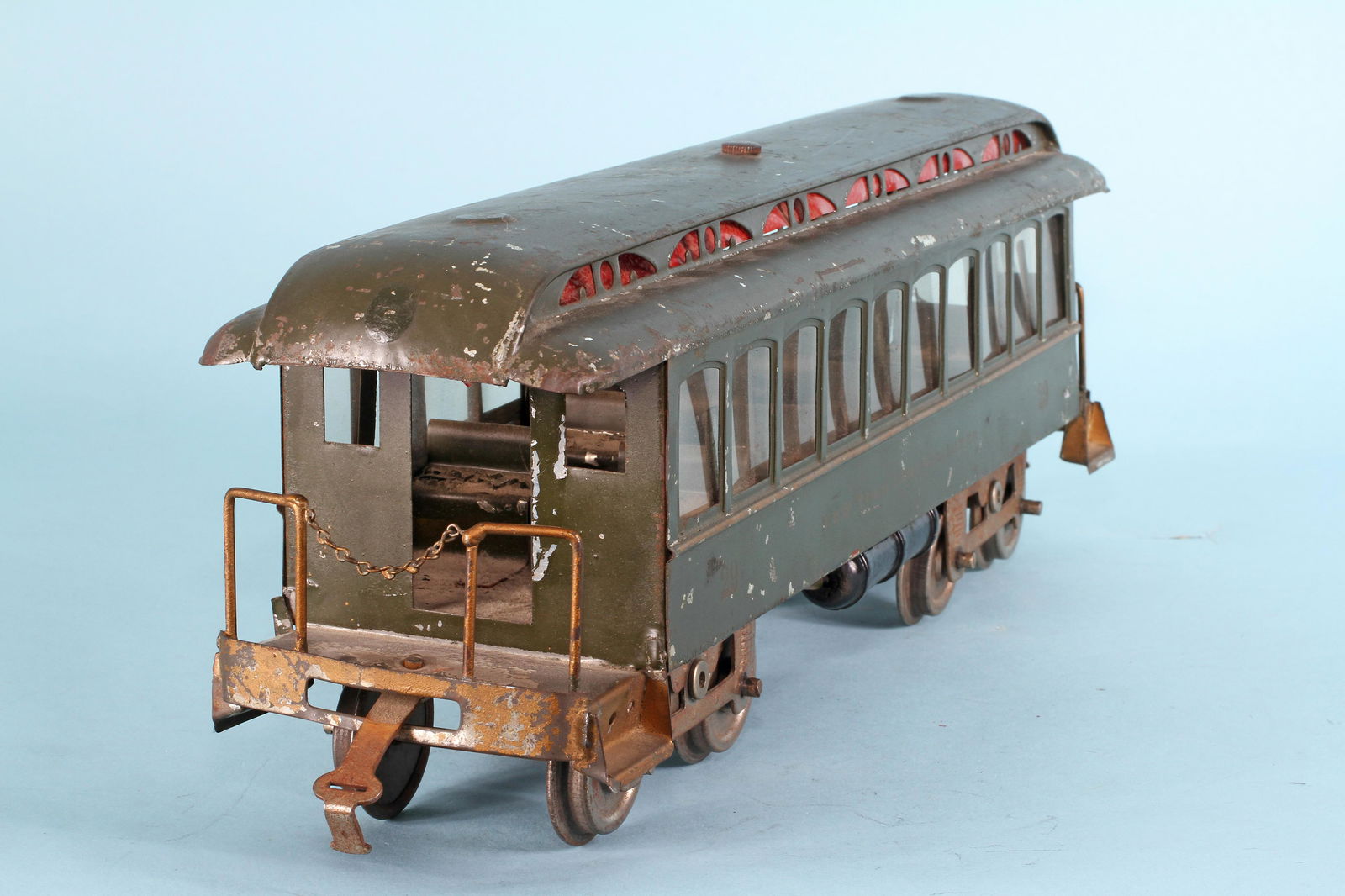 LIONEL #29 STANDARD GAUGE NYC DAY COACH: Lionel standard gauge NYC Daycoach; retains clear plastic windows; all original and complete except missing one red painted window at top (see photo);