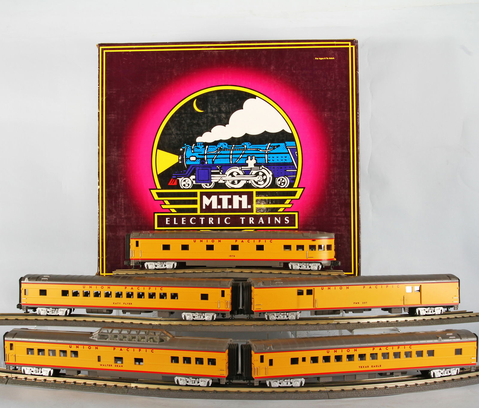 MTH PREMIER STREAMLINED PASSENGER CAR SET: O gauge; MTH Premier model train; #20-6553; Union Pacific 5 car, 70 ft, ABS; lighted passenger set - smooth sided; O scale 3 rail; including: Walter Dean observation car; tail end coach #1576; baggage