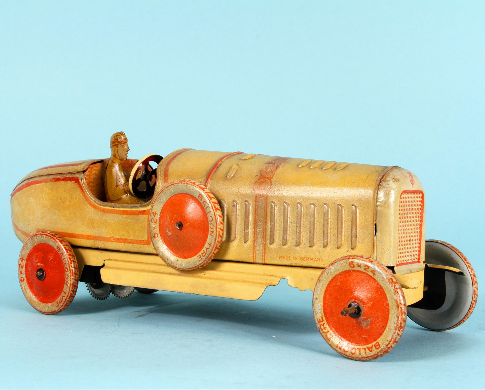 1920'S TIPPCO #6 RACER WIND-UP: 1920's Tip race car #6 wind-up in a very unusual color scheme; tin litho; car: 10 1/2" x 3 7/8" x 2 1/2",