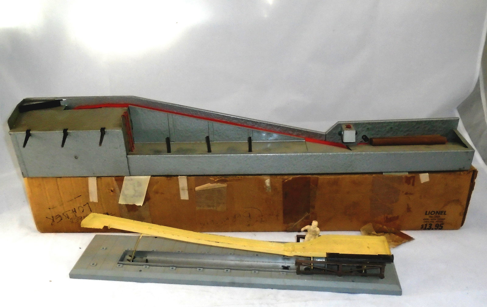 LIONEL LOADERS (2) NO. 364 & NO. 362: Metal, plastic and wood; (1) No. 364 Lumber Loader retains original box, retains (5) logs; (1) No. 362 Operating Barrel Loader;