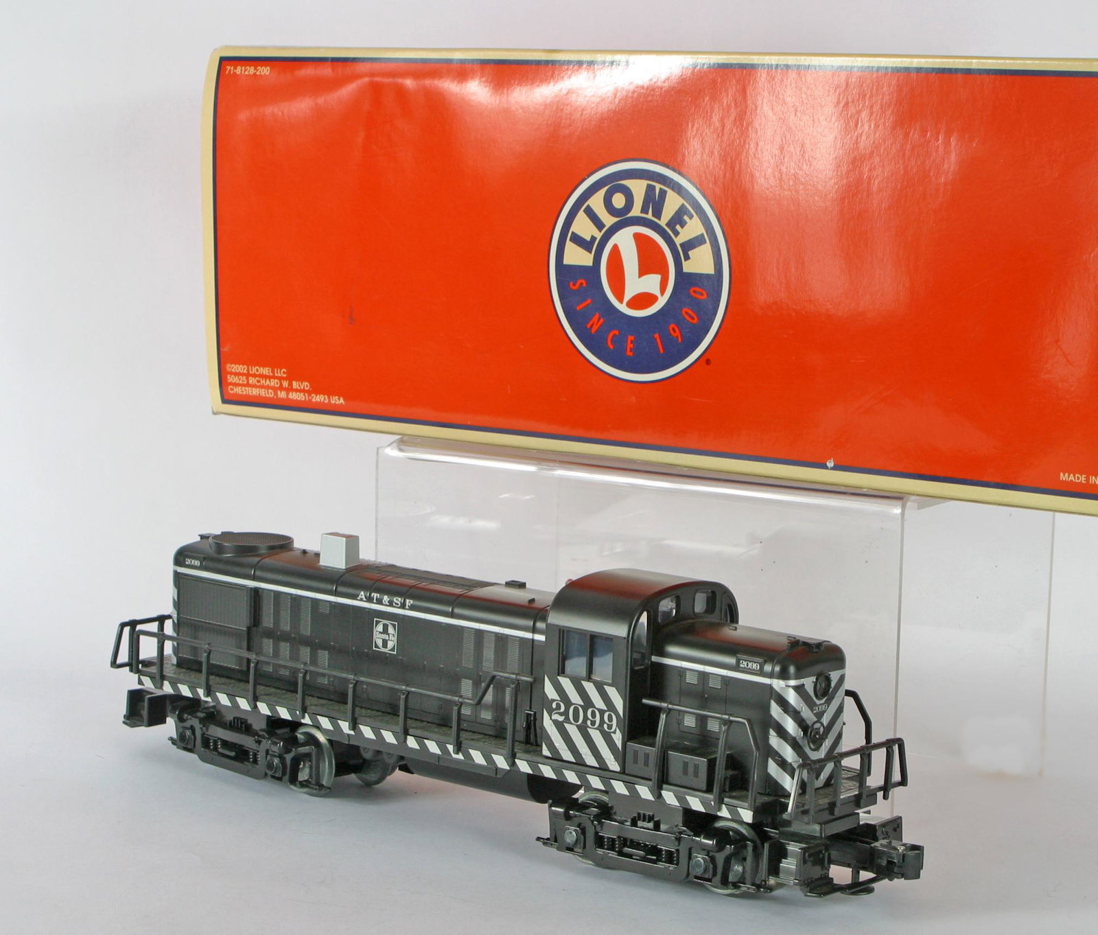 LIONEL SANTA FE ENGINE 6-28832 O SCALE: Original box; plastic and metal; RS-3, cab #2099; train L-16", box L-17"