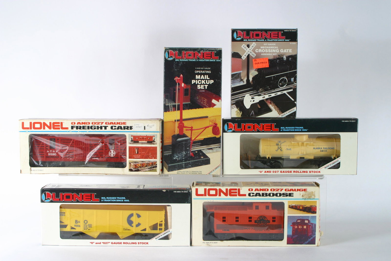 LIONEL O SCALE TRAIN CARS & ACCESSORIES (6+): O gauge and O27; plastic and metal construction; most with original boxes: (1) B&O Chessie Hopper 6-9016; (1) A.T.S.F. Horse Transport car 6-9280, with bobbing horse heads; (1) Operating Mail Pick-up 