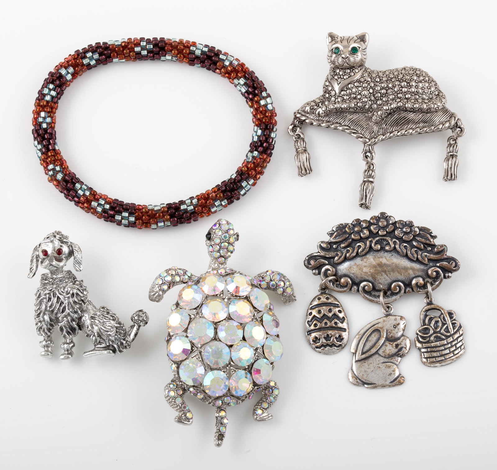 (5) COSTUME BROOCHES & BEADED BRACELET (1 of 8)