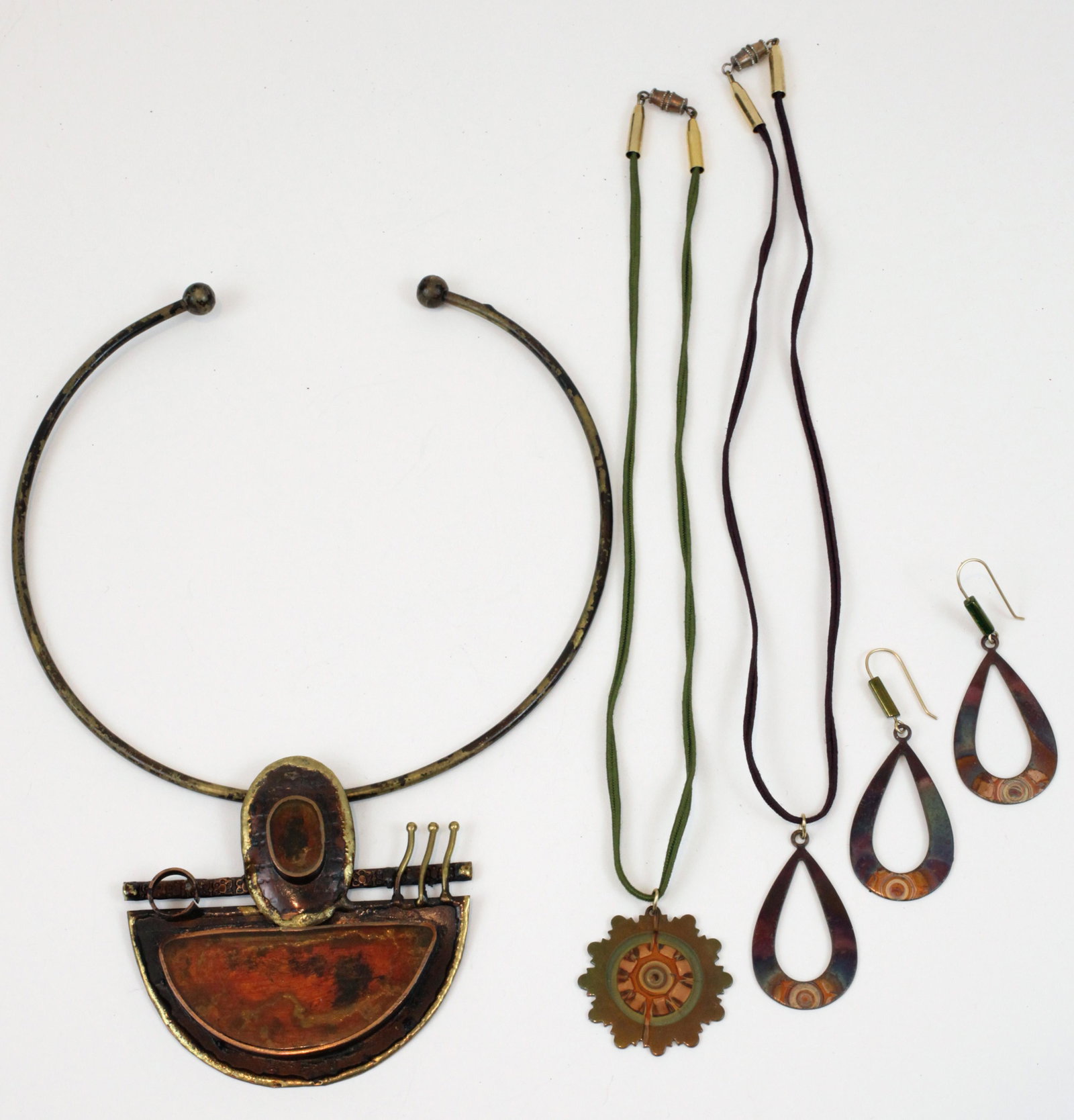 (4) PCS. BRUTALIST & ARTISAN JEWELRY: (1) Brutalist choker, (1) corded necklace with metal drop; (2) pcs. Corded necklace with metal drop and matching earrings, longest 18", G-VG