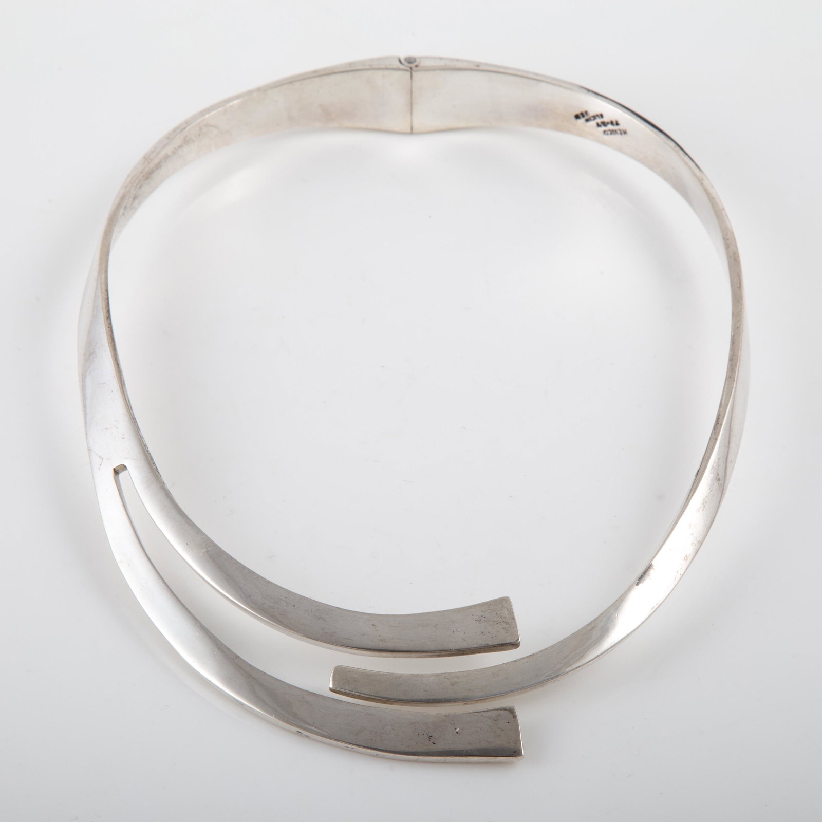 MEXICAN SILVER HINGED COLLAR NECKLACE: Choker type necklace; stamped "Mexico TD-27" 950 silver, signed Alicia; L-6 1/4"; interior L-4 3/8", age appropriate marks and wear; [3.67 ozt total]; VG+