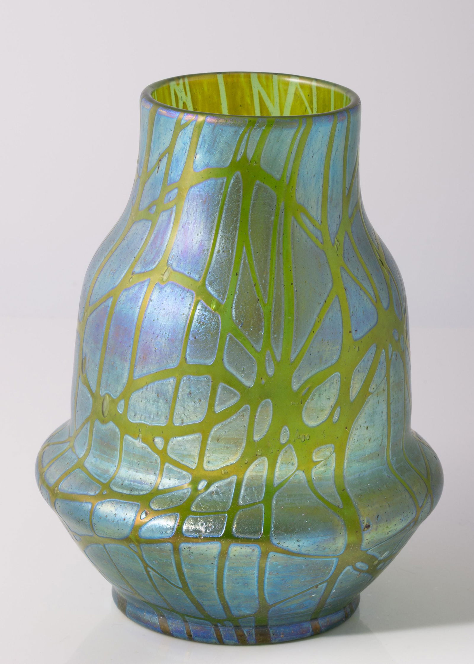 IRIDESCENT ART GLASS LOETZ STYLE VASE (1 of 8)
