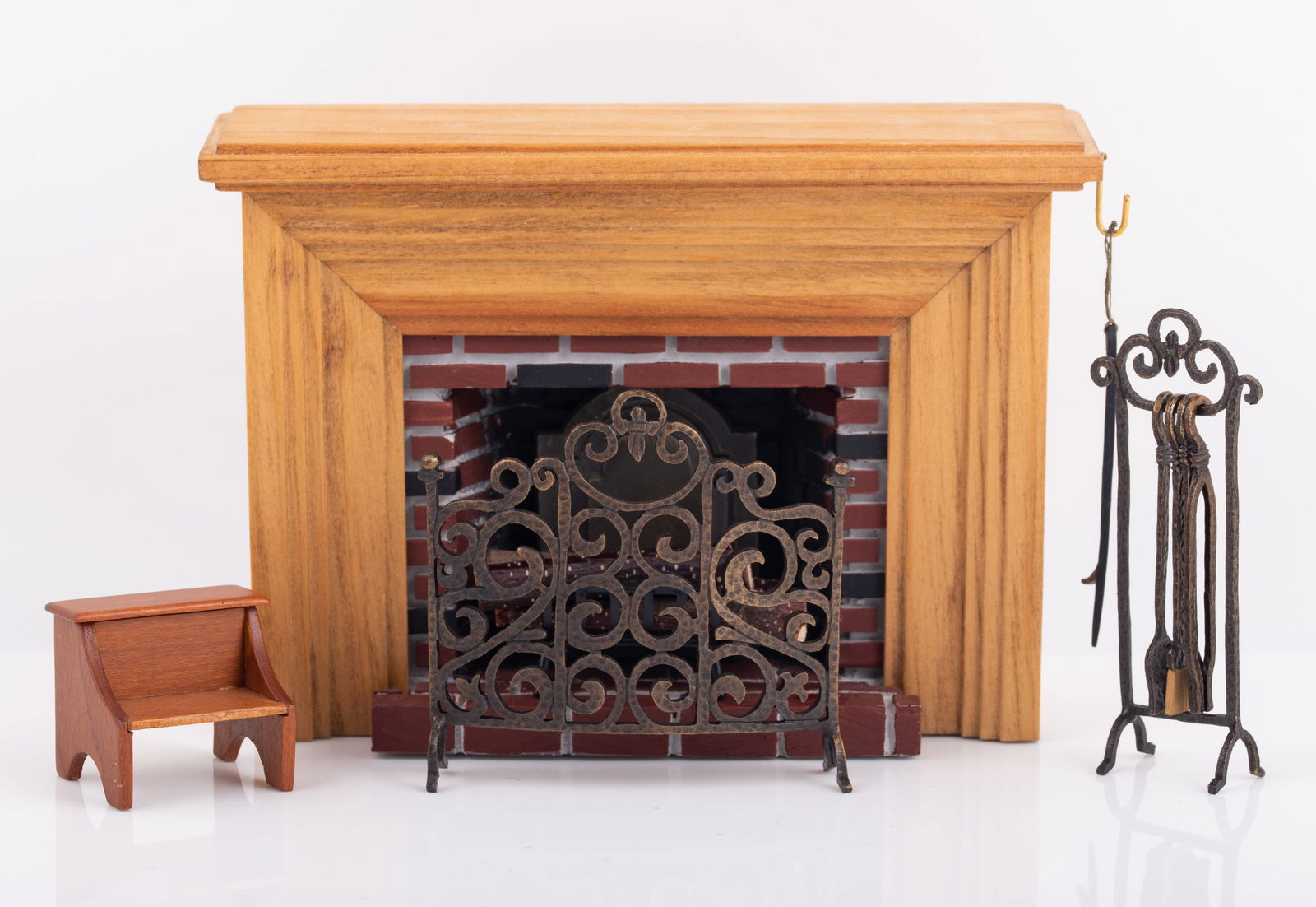 DOLLHOUSE MINIATURE HEARTH, FIREPLACE & ACCESSORIES (1 of 4)