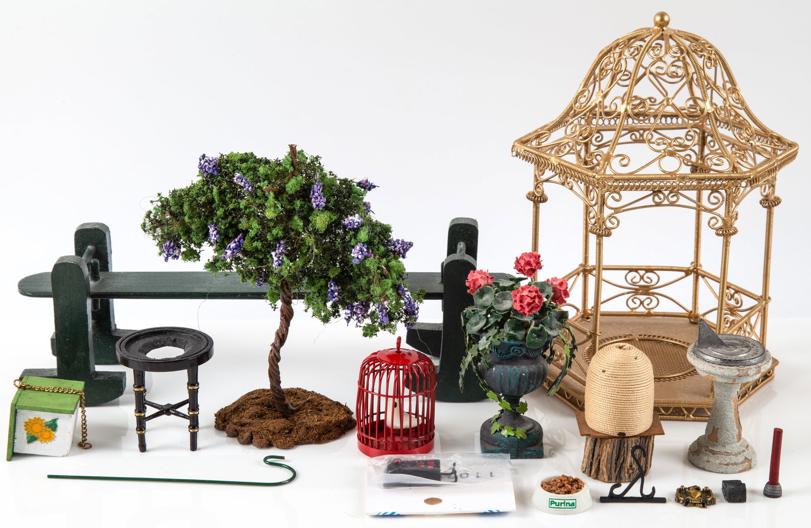 SELECTION OF DOLLHOUSE MINIATURE OUTDOOR ITEMS (1 of 4)