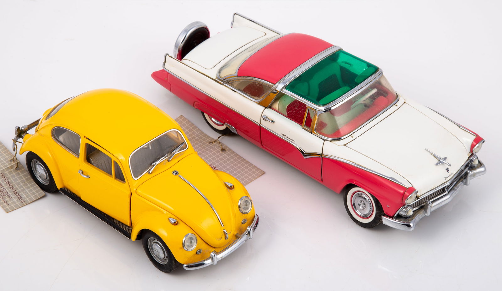 (2) FRANKLIN MINT DIE-CAST CARS: VW BEETLE & CROWN VIC (1 of 3)