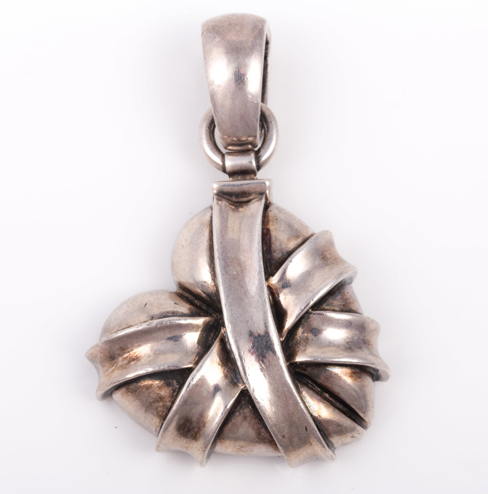STERLING KIESELSTEIN CORD HEART PENDANT: Signed and dated 1999 with moon & star logo, flip open bail, [.54 ozt], L-1 3/4", VG-EX