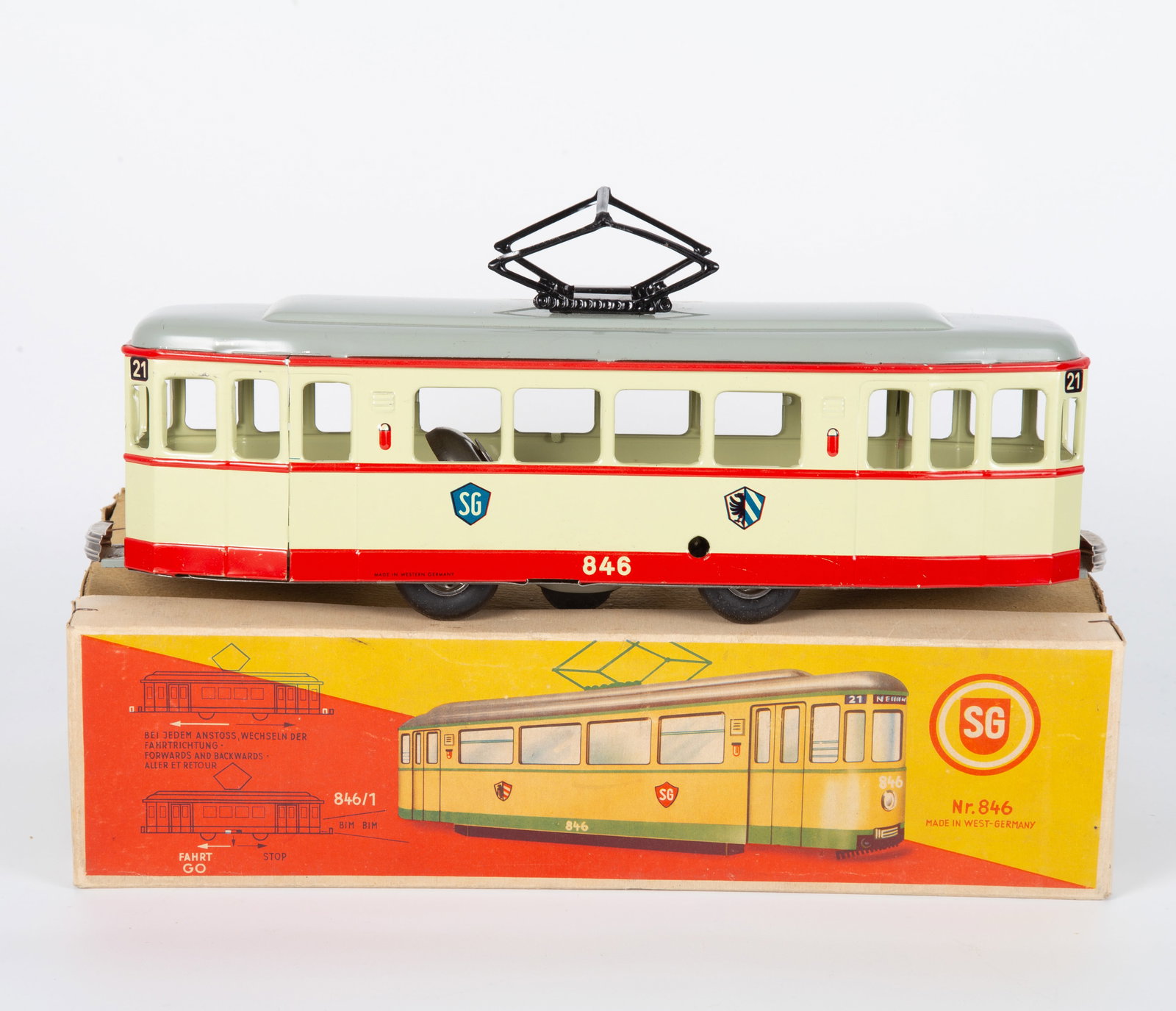 GUNTHERMANN NR 846 WIND-UP TROLLEY with ORIGINAL BOX: Painted tinplate trolley; clockwork mechanism works, stop / start switch; reverses direction; retains key; original box has paper litho label; light fading but otherwise box is clean; toy is EX-NM; L-