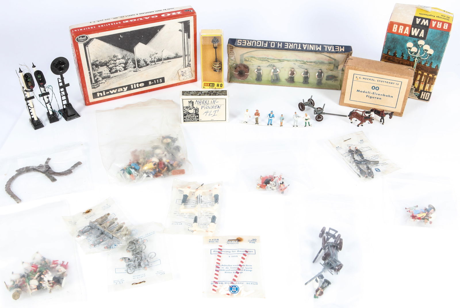 VINTAGE HO TRAIN GARDEN ACCESSORIES - LARGE LOT: Some original boxes, includes: AHI Painted metal workers, original box; (2) BRAWW Electric street lamps 519A & 517K, original boxes; set of (3) Ideal Hi-Way electric lites B-115, original box; (3) pai
