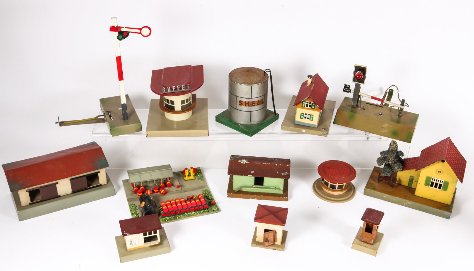 MARKLIN / KIBRI PAINTED TIN HO & O GAUGE TRAIN GARDEN BUILDINGS/SIGNALS: Includes: (1) HO scale 0/90/2 W. Germany Shell station with original box; (1) HO scale, Kibri painted tin "Buffet"; (1) Kibri painted tin signal, possibly O gauge; (1) O gauge signal, Kibri, W. German