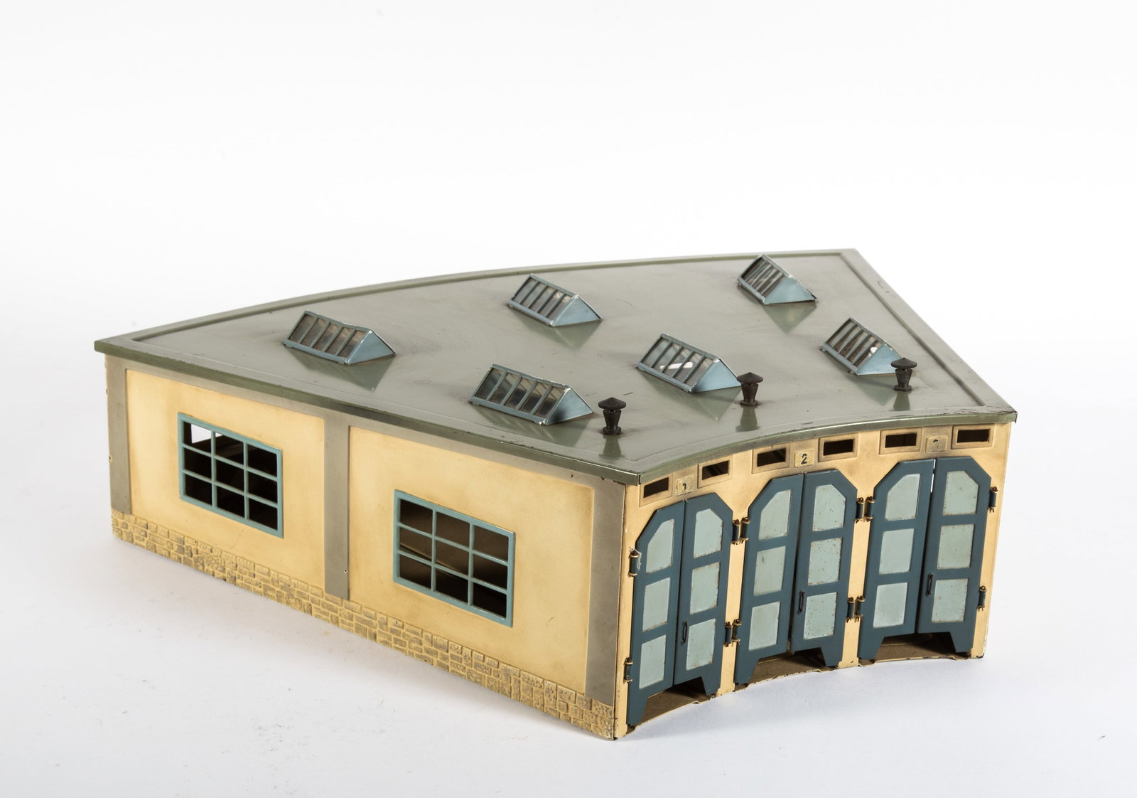 MARKLIN PAINTED TIN HO SCALE ROUND HOUSE & CLOCKTOWER: (1) Painted tin Marklin roundhouse, three bays; door labels are heavily worn/abraded; 18" x 13 1/2", overall G-VG