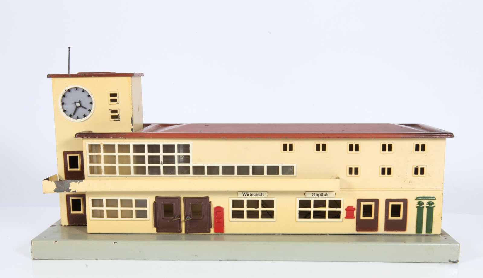 VINTAGE MARKLIN HO #418 TRAIN STATION: Germany; painted metal; top balcony is slightly bent and has some paint flaking and paint loss; L-13 3/4" x H-7", G-VG