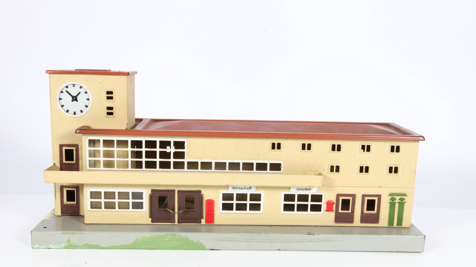 VINTAGE MARKLIN HO 418 TRAIN STATION: Germany; painted metal; very minor paint loss; base has some overpaint; L-13 3/4", H-7", G-VG