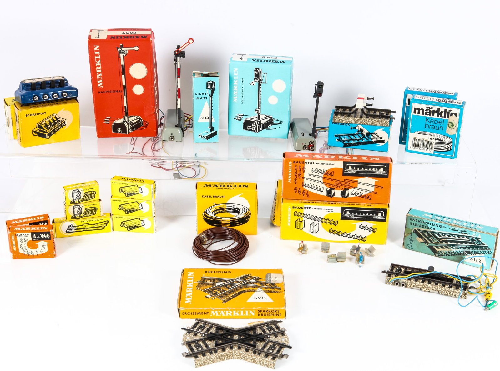 LOT OF MARKLIN HO TRAIN TRACK ACCESSORIES with ORIGINAL BOXES: Includes: (3) #7102, (1) #5211, (1) #5113, (2) #0226, (2) #0225, (1) #0223, (1) #5112 (end flap of box missing); (1) #7211, (1) #7188, (1) #7039, (1) #7071, (3) #7209, (2) #7079, (1) #7076; all appear