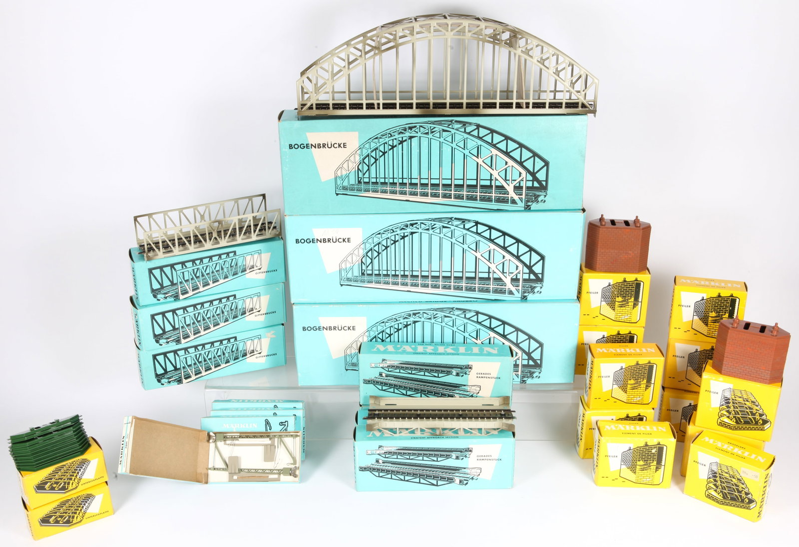 LOT OF MARKLIN HO TRAIN / TRACK ACCESSORIES with ORIGINAL BOXES: Includes: (4) #7011, (8) #7064, (4) #7163, (2) #7066, (3) #7065, (4) #7168, (3) #7162; all appear unused in original boxes, NM