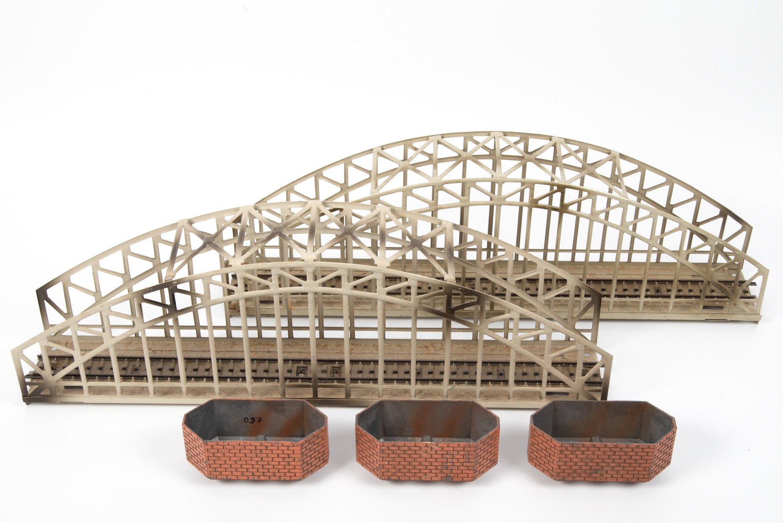 (5) VINTAGE MARKLIN HO BRIDGES & SUPPORTS: Germany; painted metal; includes: (2) bridges and (3) bridge supports #467P/30; ink marks on top of (2) supports; minimal wear overall; 3 1/4" - 14 1/4", VG-EX