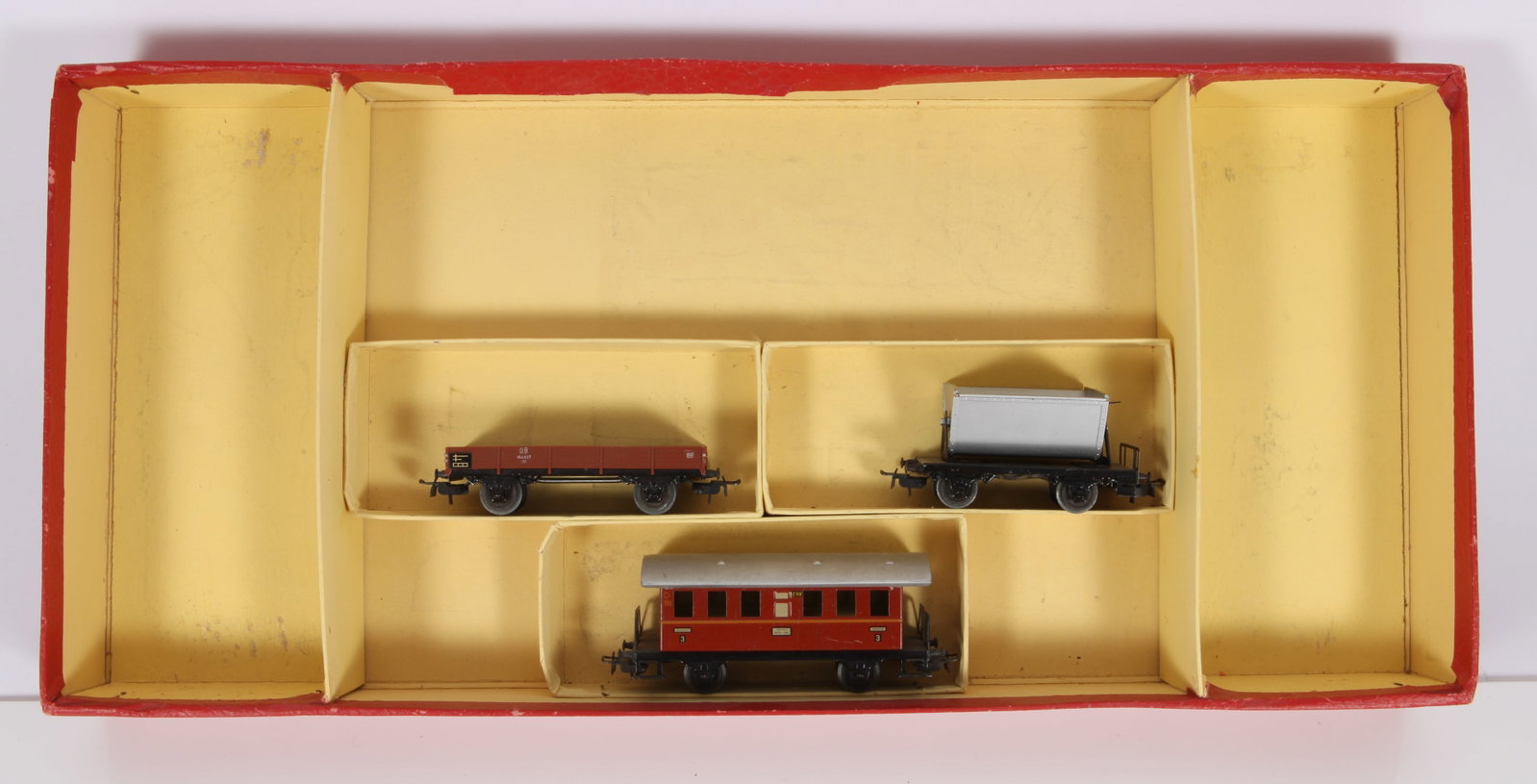 PARTIAL HO MARKLIN TRAIN SET - ORIGINAL BOX: Germany; original box for CE807 3, includes (3) tin plate cars; a few minor tears to box; 19 1/4" x 9" x 2" high; VG-EX