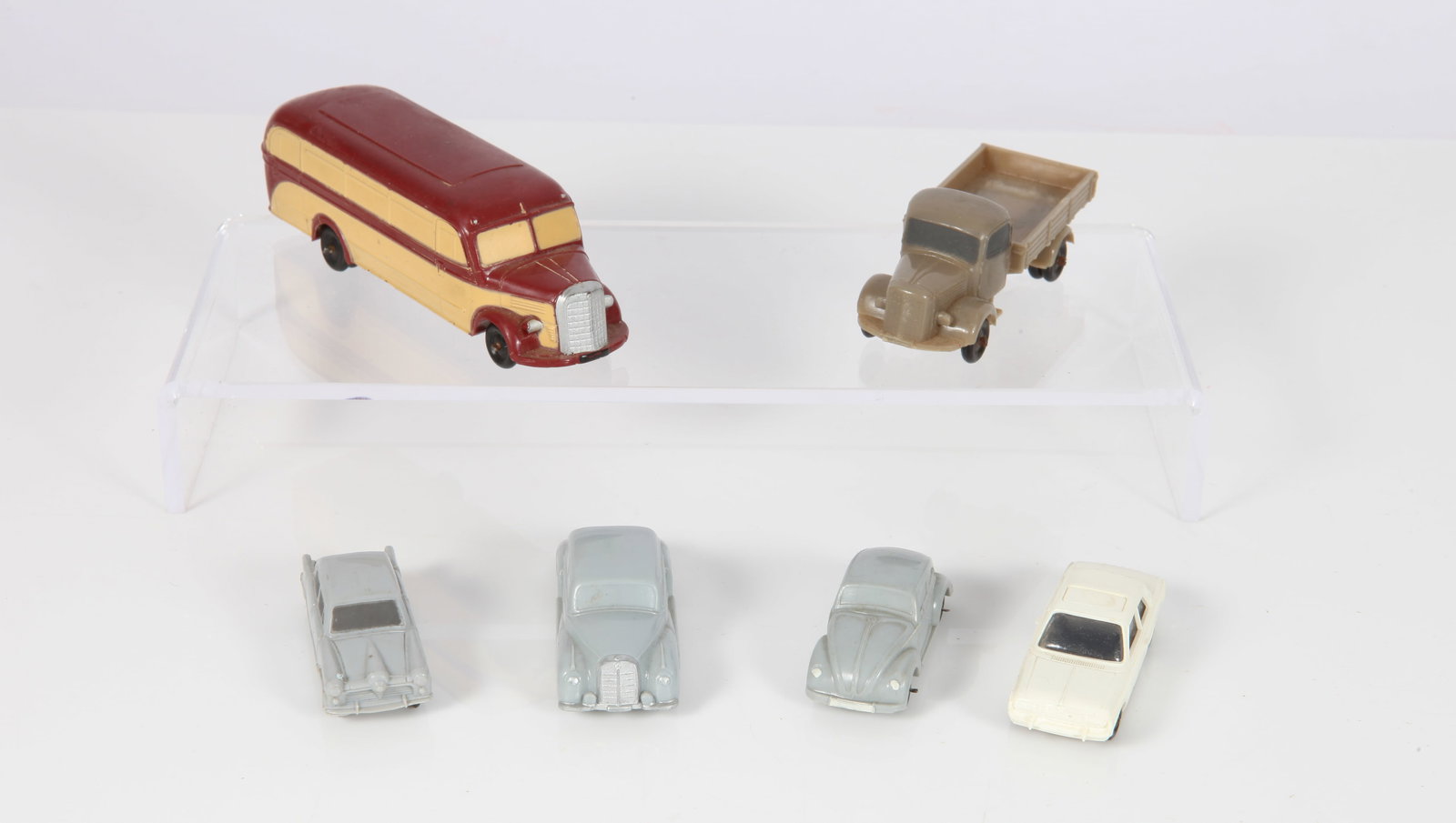 (6) MARKLIN GERMANY PLASTIC HO VEHICLES: Includes: (1) Studebaker sedan, (2) VW Beetle, (1) Ford Taunus, (1) Mercedes Benz, (1) Mercedes Car-Hauler Truck; (1) two-tone bus; longest L-4", VG