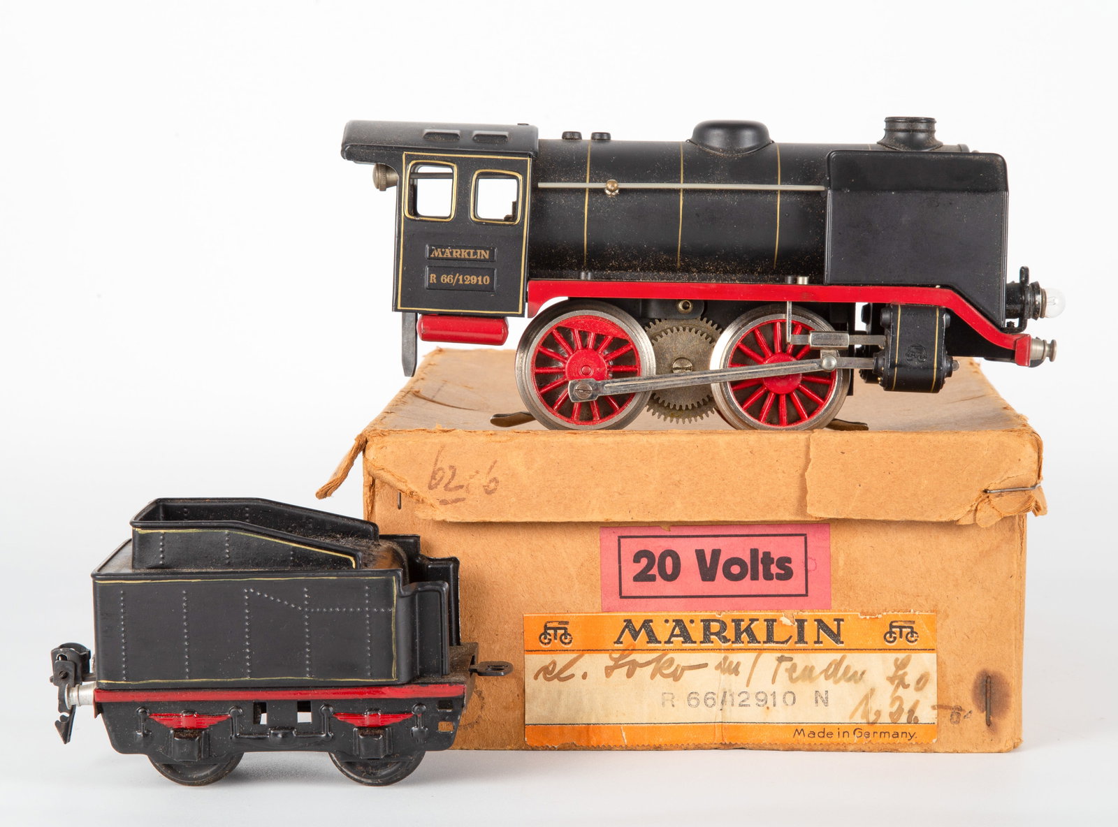 MARKLIN R66 / 12910 LOCOMOTIVE & TENDER - ORIGINAL BOX: O Gauge loco and tender, appears to have never been played with, in original cardstock box with interior insert; box lid have splits in corners; EX